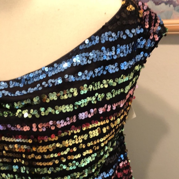 Vici size M sequin top. Fun flirty top with one sleeve. - Picture 5 of 11